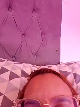 Snapshot of AliceRuivinha2 chatting on 4, 7, 2026 AliceRuivinha2 online show from 4, 7, 2026