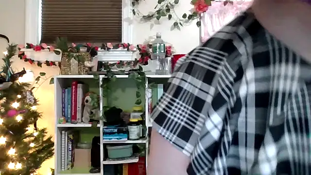 Snapshot of AverageRose chatting on 4, 3, 2026 AverageRose online show from 4, 3, 2026