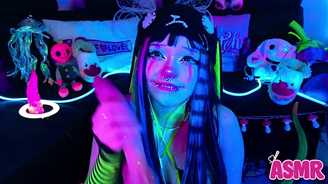 Snapshot of LaytonBox chatting on 7, 10, 2025 LaytonBox online show from 7, 10, 2025