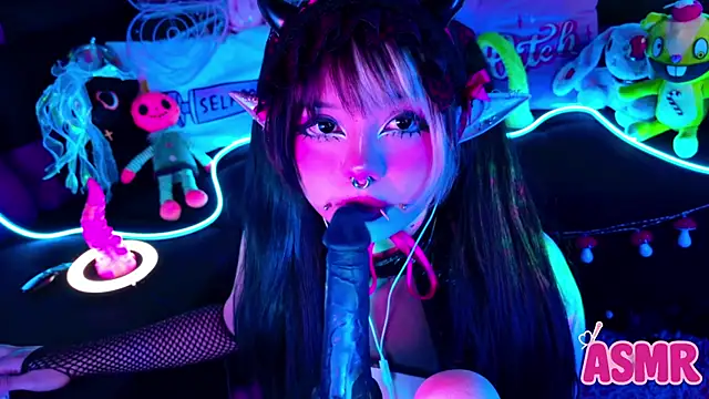 Snapshot of LaytonBox chatting on 12, 10, 2025 LaytonBox online show from 12, 10, 2025