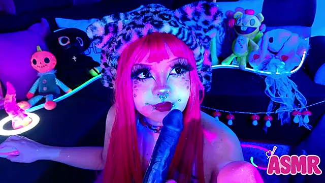 Snapshot of LaytonBox chatting on 4, 11, 2025 LaytonBox online show from 4, 11, 2025