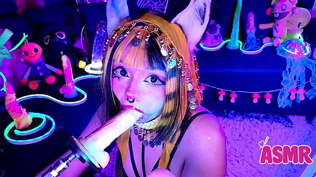 Snapshot of LaytonBox chatting on 9, 11, 2025 LaytonBox online show from 9, 11, 2025