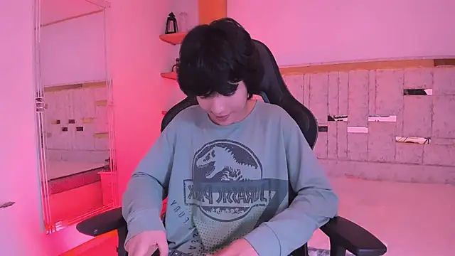 AllanYong18 online show from 5, 3, 2025