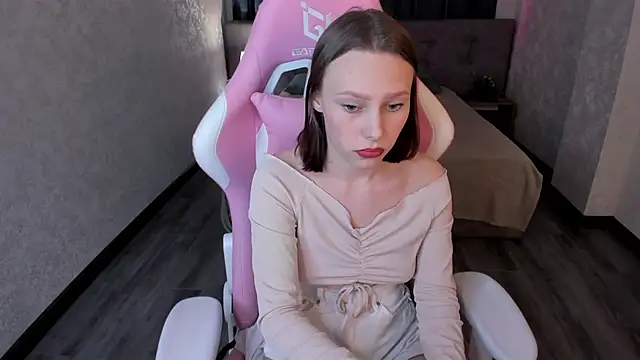 Snapshot of Aliceforfuun chatting on 4, 3, 2025 Aliceforfuun online show from 4, 3, 2025