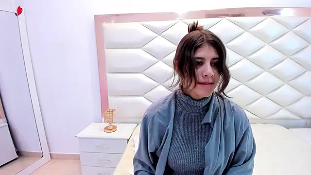 Snapshot of MiaQueen021 chatting on 20, 2, 2025 MiaQueen021 online show from 20, 2, 2025