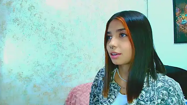 Snapshot of Rousse_violett chatting on 5, 3, 2025 Rousse violett online show from 5, 3, 2025