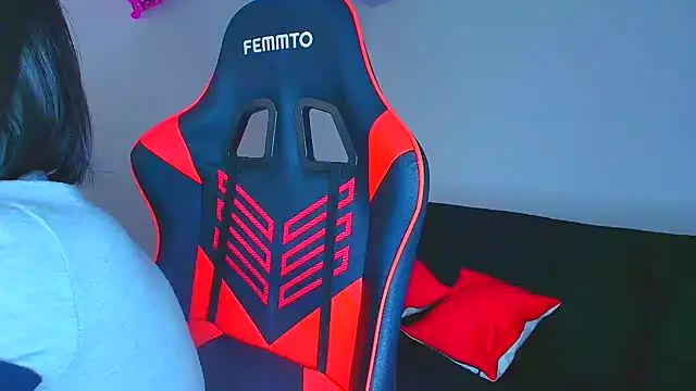 Snapshot of Rousse_violett chatting on 8, 9, 2025 Rousse violett online show from 8, 9, 2025