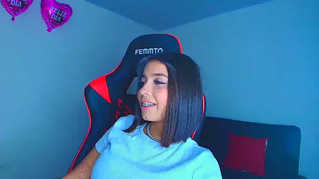 Snapshot of Rousse_violett chatting on 18, 10, 2025 Rousse violett online show from 18, 10, 2025