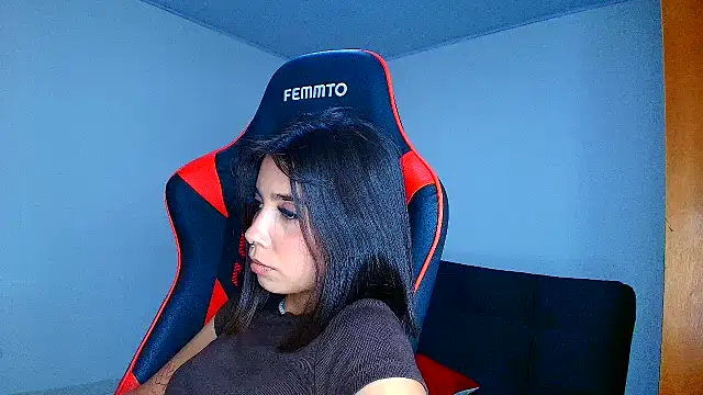 Snapshot of Rousse_violett chatting on 4, 11, 2025 Rousse violett online show from 4, 11, 2025