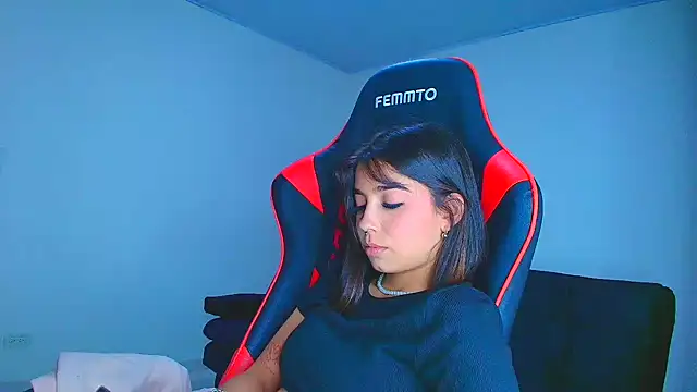 Snapshot of Rousse_violett chatting on 6, 11, 2025 Rousse violett online show from 6, 11, 2025