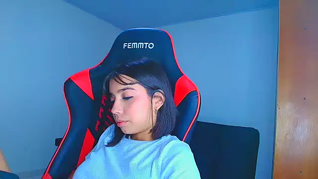 Snapshot of Rousse_violett chatting on 12, 11, 2025 Rousse violett online show from 12, 11, 2025