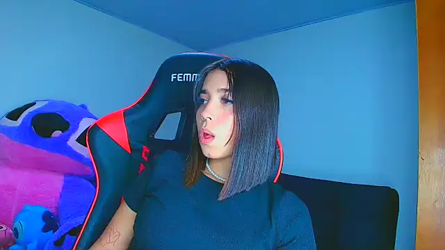 Snapshot of Rousse_violett chatting on 25, 11, 2025 Rousse violett online show from 25, 11, 2025