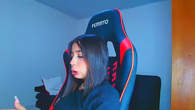 Snapshot of Rousse_violett chatting on 1, 12, 2025 Rousse violett online show from 1, 12, 2025