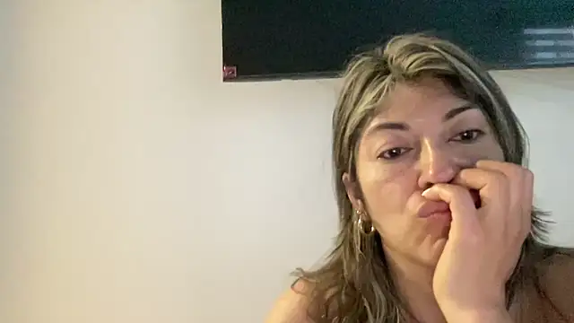 Snapshot of LunaBeya chatting on 23, 5, 2026 LunaBeya online show from 23, 5, 2026