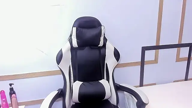 CharlotteGraay online show from 4, 3, 2025