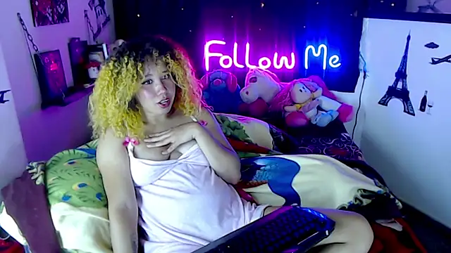 Snapshot of temptation-x chatting on 5, 5, 2026 temptation-x online show from 5, 5, 2026