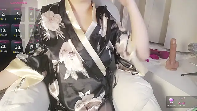 Hey-Cute online show from 27, 2, 2025