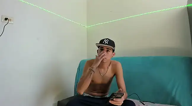 Snapshot of Latinos_2001 chatting on 16, 2, 2025 Latinos 2001 online show from 16, 2, 2025