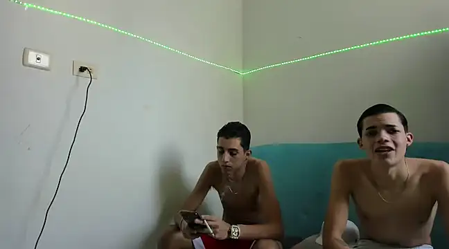 Snapshot of Latinos_2001 chatting on 16, 2, 2025 Latinos 2001 online show from 16, 2, 2025