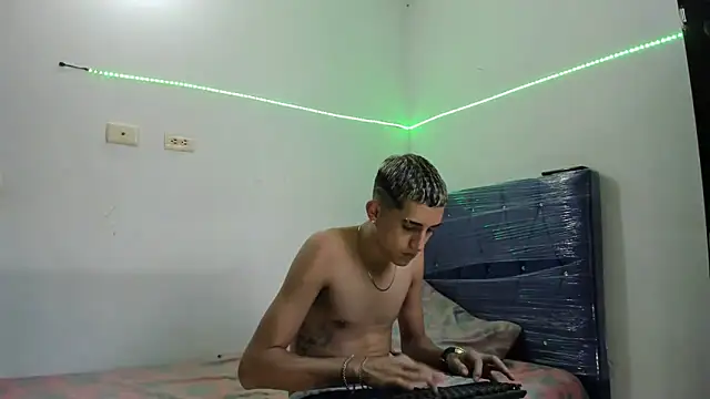 Snapshot of Latinos_2001 chatting on 19, 2, 2025 Latinos 2001 online show from 19, 2, 2025