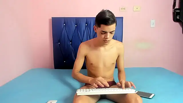 Snapshot of Latinos_2001 chatting on 10, 10, 2025 Latinos 2001 online show from 10, 10, 2025