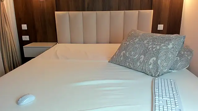 Snapshot of Saradiamond1 chatting on 17, 12, 2025 Saradiamond1 online show from 17, 12, 2025