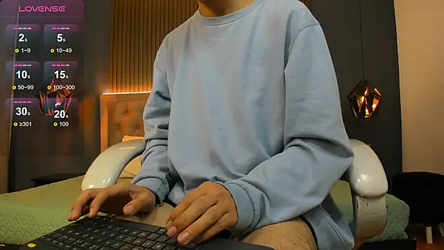 Snapshot of Cum_hunters chatting on 9, 10, 2025 Cum hunters online show from 9, 10, 2025