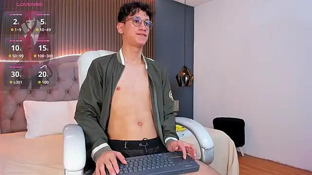 Snapshot of Cum_hunters chatting on 18, 10, 2025 Cum hunters online show from 18, 10, 2025