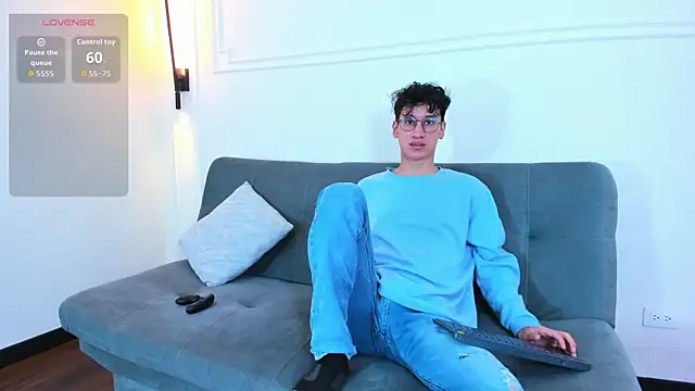 Snapshot of Cum_hunters chatting on 2, 11, 2025 Cum hunters online show from 2, 11, 2025