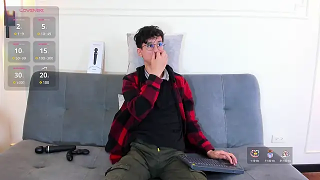 Snapshot of Cum_hunters chatting on 8, 11, 2025 Cum hunters online show from 8, 11, 2025