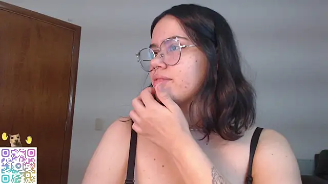 Snapshot of crystalll_room chatting on 13, 7, 2026 crystalll room online show from 13, 7, 2026