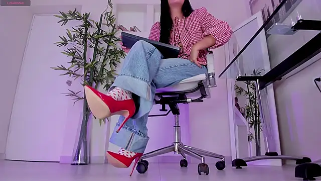 hannah howeell   online show from 22, 12, 2025