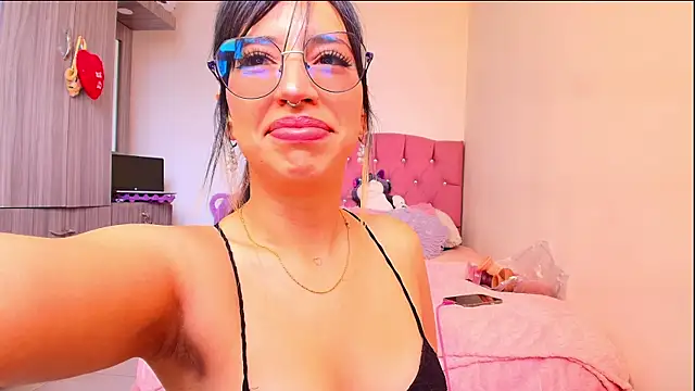 Snapshot of MiaFlamesxxx chatting on 2, 4, 2026 MiaFlamesxxx online show from 2, 4, 2026