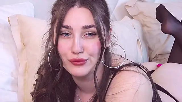 Snapshot of KiraBarlows chatting on 6, 3, 2025 KiraBarlows online show from 6, 3, 2025