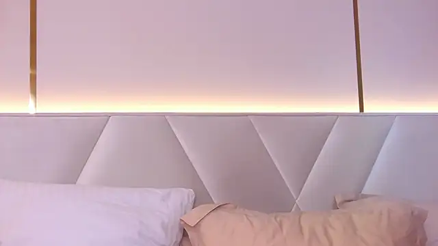 Snapshot of KiraBarlows chatting on 7, 3, 2025 KiraBarlows online show from 7, 3, 2025