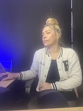 viktoria davis  online show from 4, 11, 2025