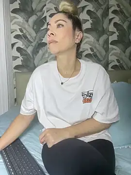 viktoria davis  online show from 6, 4, 2026