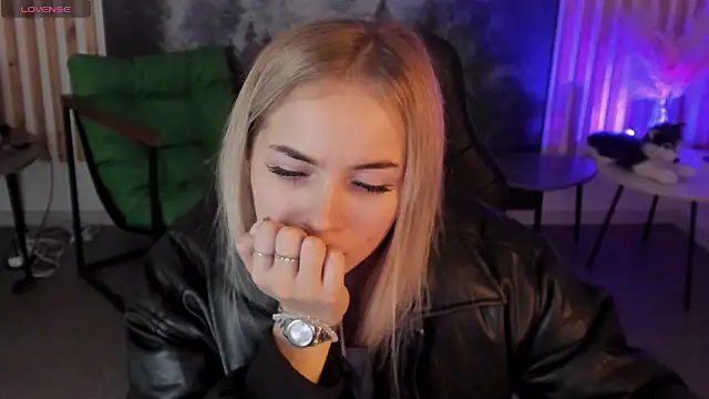 Snapshot of DakotaaJohnnson chatting on 6, 11, 2025 DakotaaJohnnson online show from 6, 11, 2025