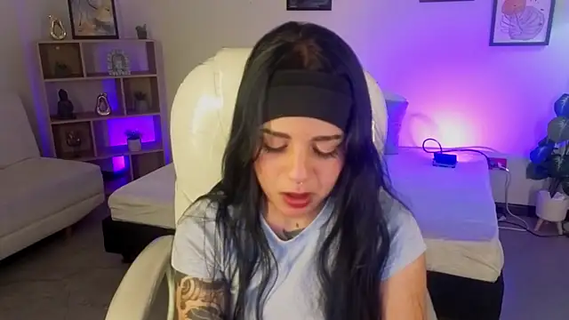 Nicole Foxx  online show from 20, 10, 2025