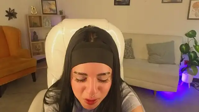 Nicole Foxx  online show from 12, 11, 2025