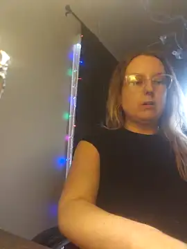 Snapshot of TattedMamaXOXO chatting on 4, 2, 2025 TattedMamaXOXO online show from 4, 2, 2025