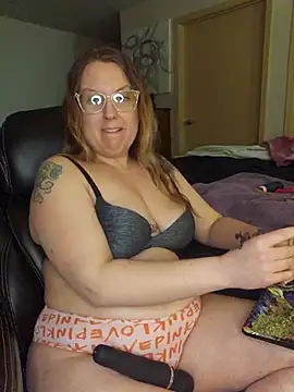 Snapshot of TattedMamaXOXO chatting on 13, 2, 2025 TattedMamaXOXO online show from 13, 2, 2025