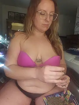 Snapshot of TattedMamaXOXO chatting on 25, 2, 2025 TattedMamaXOXO online show from 25, 2, 2025