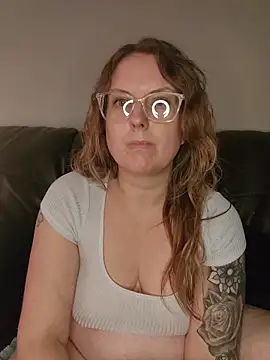 Snapshot of TattedMamaXOXO chatting on 24, 11, 2025 TattedMamaXOXO online show from 24, 11, 2025