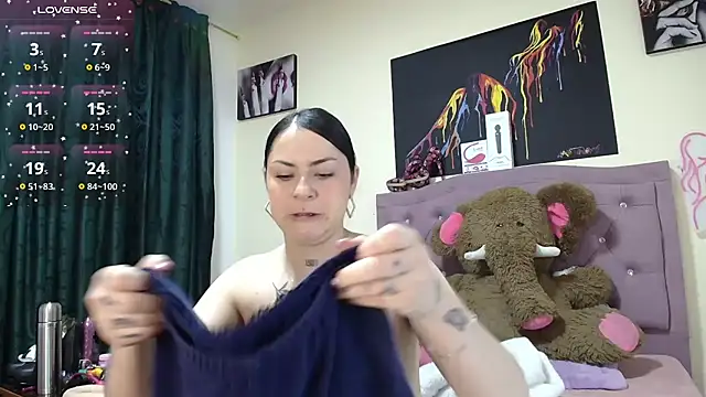 Snapshot of Emmie_Hot chatting on 3, 10, 2025 Emmie Hot online show from 3, 10, 2025