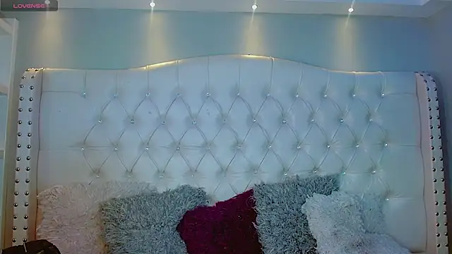 Snapshot of CamiiGarcia chatting on 8, 9, 2025 CamiiGarcia online show from 8, 9, 2025