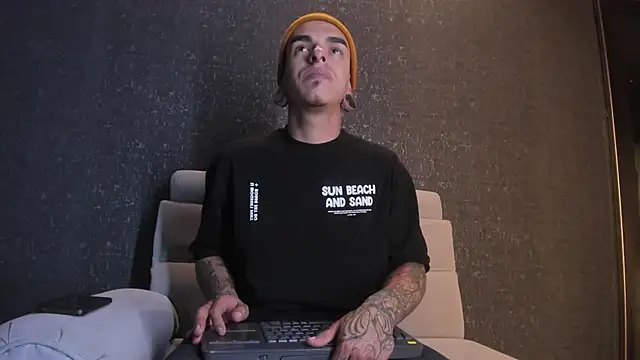Snapshot of kaletattoo chatting on 8, 3, 2025 kaletattoo online show from 8, 3, 2025