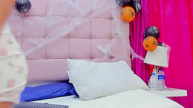 Snapshot of CanelaDevil_ chatting on 29, 10, 2025 CanelaDevil online show from 29, 10, 2025