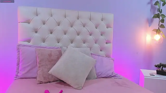 Miaa Taylor  online show from 24, 9, 2025