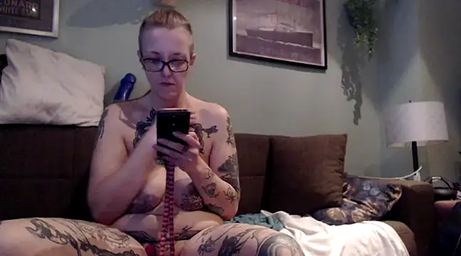 Snapshot of Astrid-Gilbert chatting on 24, 2, 2025 Astrid-Gilbert online show from 24, 2, 2025